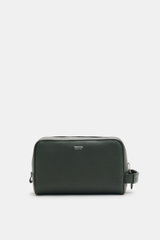 Front view of Tom Ford Necessaire dunkelgrün in grained dark green calf leather with silver XL hardware, zipper pocket, and logo. <p>Dieses edle Necessaire von <span class="hover:entity-accent entity-underline inline cursor-pointer align-baseline"><span c