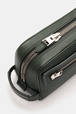 Close-up top-side view of Tom Ford Necessaire dunkelgrün in grained dark green calf leather with silver XL zipper hardware and handle, showing textured surface and zipper details. <p>Dieses edle Necessaire von <span class="hover:entity-accent entity-under