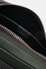 Close-up view of the interior of the Tom Ford Necessaire dunkelgrün, showing textured dark green calf leather and silver zipper.

<p>Dieses edle Necessaire von <span class="hover:entity-accent entity-underline inline cursor-pointer align-baseline"><span c