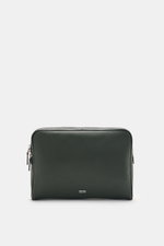 Front view of Tom Ford Laptop Sleeve dunkelgrün in grained dark green calf leather with silver hardware and subtle logo embossing.

<p>Praktischer Begleiter im Alltag: Luxuriöses Kalbleder mit dezenter Logo-Prägung macht dieses elegante TOM FORD Laptop Sl