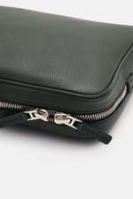 Close-up angled view of Tom Ford Laptop Sleeve dunkelgrün in grained calf leather with silver hardware and logo-embossed zipper pulls.

Description: <p>Praktischer Begleiter im Alltag: Luxuriöses Kalbleder mit dezenter Logo-Prägung macht dieses elegante T