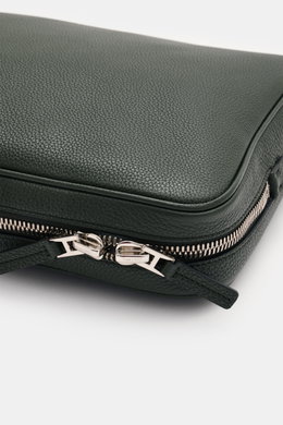Close-up angled view of Tom Ford Laptop Sleeve dunkelgrün in grained calf leather with silver hardware and logo-embossed zipper pulls.

Description: <p>Praktischer Begleiter im Alltag: Luxuriöses Kalbleder mit dezenter Logo-Prägung macht dieses elegante T