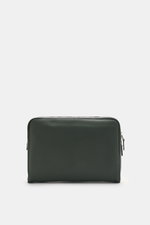 Front view of the Tom Ford Laptop Sleeve dunkelgrün in dark green grained calf leather with silver hardware and subtle logo embossing.

<p>Praktischer Begleiter im Alltag: Luxuriöses Kalbleder mit dezenter Logo-Prägung macht dieses elegante TOM FORD Lapto