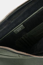 Close-up top view of the spacious interior of the Tom Ford Laptop Sleeve dunkelgrün, showing silver zipper and textured dark green calf leather with logo embossing.

<p>Praktischer Begleiter im Alltag: Luxuriöses Kalbleder mit dezenter Logo-Prägung macht 