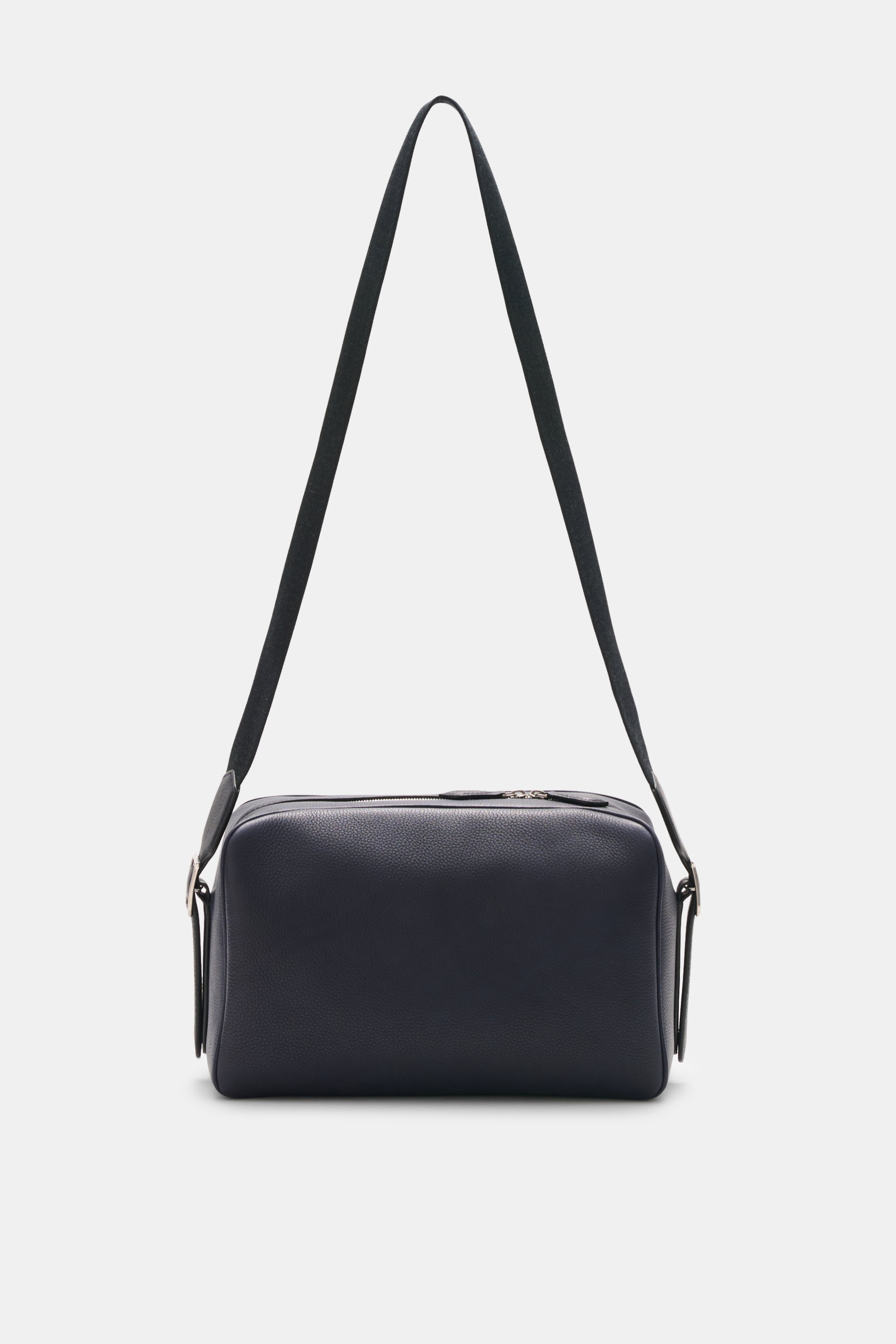 The Row Crossbody Bag 'Jerome' navy aus fein genarbtem Leder, frontal fotografiert, zeigt Zipper-Innenfach, verstellbaren Gurt und geprägtes Logo.