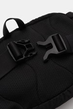 Nahaufnahme der Rückseite der C.P. Company Gürteltasche schwarz mit gepolstertem Mesh, robusten Schnallen und verstellbarem Tragegurt aus wasserabweisender Microfaser.