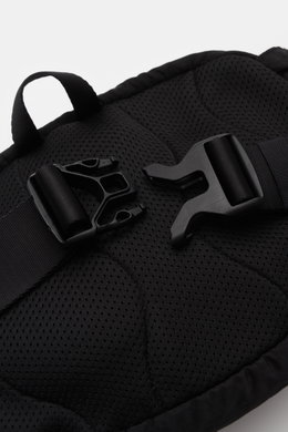 Nahaufnahme der Rückseite der C.P. Company Gürteltasche schwarz mit gepolstertem Mesh, robusten Schnallen und verstellbarem Tragegurt aus wasserabweisender Microfaser.