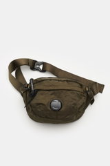 C.P. Company Gürteltasche oliv aus wasserabweisender Microfaser mit Crinkle-Optik, Reißverschlussfächern und verstellbarem Gurt, frontale Draufsicht.