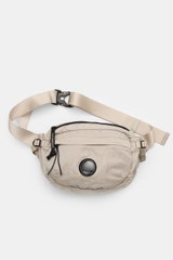 C.P. Company Gürteltasche grau, frontale Nahaufnahme, wasserabweisende Microfaser mit Crinkle-Optik, verstellbarer Gurt, Reißverschlussfächer, Linsen-Detail.