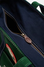 Blick ins Innere des Polo Ralph Lauren Shopper dunkelgrün/navy aus Canvas, mit robusten Tragegriffen, Außentasche, Stick-Logo, Patch, Zipper, Innenfächern, ungefüttert, 57x34x19 cm.