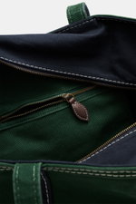 Nahaufnahme des Innenraums vom Polo Ralph Lauren Shopper dunkelgrün/navy, Canvas aus Baumwolle, Außentasche, robustem Zipper, zwei Innenfächern, ungefüttert, Maße ca. 57x34x19 cm.