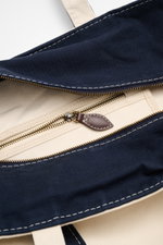 Polo Ralph Lauren Shopper creme/navy aus Canvas, Detailansicht innen mit robustem Zipper, zwei Innenfächern, Außentasche, ungefüttert, Maße 57x34x19 cm.