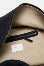 04651/ A trip in a bag Weekender '356 Bag' navy aus Veloursleder, Innenansicht mit beigem Textilfutter und Reißverschlussfach, Detailfoto von oben.