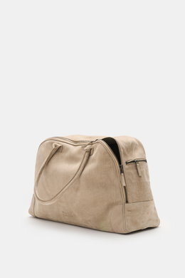 Beige 04651/ A trip in a bag Weekender '356 Bag' aus Veloursleder seitlich fotografiert, mit Reißverschluss, robusten Griffen und Prägung.