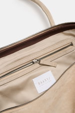 Innenansicht des Weekenders 04651/ A trip in a bag Weekender '356 Bag' beige aus Veloursleder mit Zipperfach, Textilfutter, Adressfach und zwei-Wege-Reißverschluss.