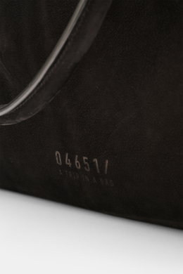 Nahaufnahme des schwarzen 04651/ A trip in a bag Weekender '356 Bag' aus Veloursleder mit sichtbarem Logo und Tragegriff, Detailansicht.