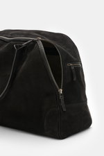 Schwarzer 04651/ A trip in a bag Weekender '356 Bag' aus Veloursleder, Detailansicht von schräg vorne mit offenem Zwei-Wege-Reißverschluss.