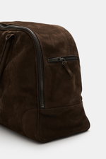 04651/ A trip in a bag Weekender '356 Bag' dunkelbraun aus Veloursleder, Detailaufnahme der Vorderseite mit Zipperfach und robusten Griffen in Nahaufnahme.