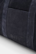 Detailaufnahme in Nahperspektive des 04651/ A trip in a bag Weekender '3-Day Bag' navy mit geschmeidigem Nubukleder, weichem Griff, anthrazitfarbener Hardware.