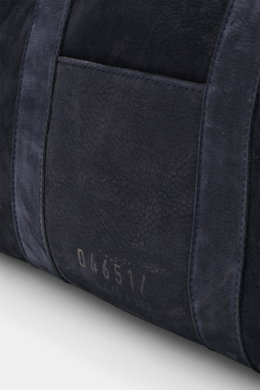 Detailaufnahme in Nahperspektive des 04651/ A trip in a bag Weekender '3-Day Bag' navy mit geschmeidigem Nubukleder, weichem Griff, anthrazitfarbener Hardware.