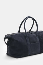 Ansicht von schräg vorne auf den dunkelblauen Weekender 04651/ A trip in a bag Weekender '3-Day Bag' navy aus geschmeidigem Nubukleder mit weichem Griff, regulierbarer Größe, anthrazitfarbener Hardware, Zwei-Wege-Reißverschluss, geräumigem Hauptfach, Inne