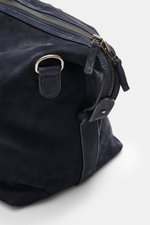 Nahaufnahme des Weekenders 04651/ A trip in a bag Weekender '3-Day Bag' navy aus geschmeidigem Nubukleder mit weichem Griff, anthrazitfarbener Hardware und Zwei-Wege-Reißverschluss, seitliche Perspektive, verstellbarer Schultergurt, geräumiges Hauptfach, 