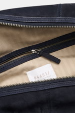 Nahaufnahme des geöffneten Innenfachs vom 04651/ A trip in a bag Weekender '3-Day Bag' navy aus geschmeidigem Nubukleder mit weichem Griff, Innenfutter mit Zipper-Fach, anthrazitfarbener Hardware und Zwei-Wege-Reißverschluss.