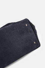 Ansicht der Unterseite des Weekenders 04651/ A trip in a bag Weekender '3-Day Bag' navy aus geschmeidigem Nubukleder mit weichem Griff, anthrazitfarbener Hardware, regulierbarer Größe, Zwei-Wege-Reißverschluss, geräumigem Hauptfach, Innenfutter mit Zipper