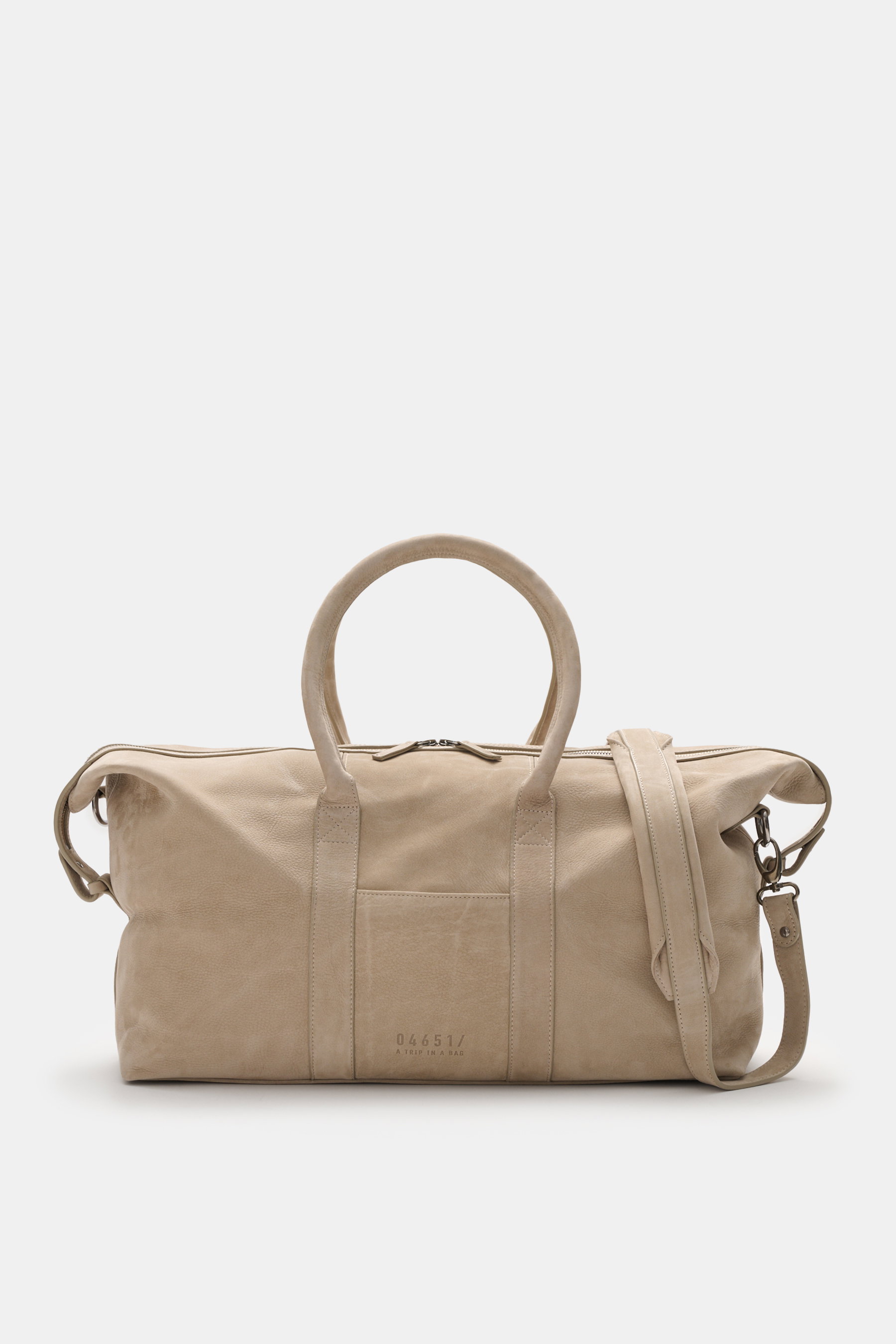 Beige Weekender "04651/ A trip in a bag Weekender '3 Day Bag'" aus Nubukleder, silberne Hardware, robuste Griffe, Zwei-Wege-Reißverschluss, Frontprägung, seitlich mit Schulterriemen, fotografiert von vorne.