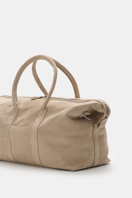 04651/ A trip in a bag Weekender "3 Day Bag" beige aus geschmeidigem Nubukleder, Perspektive von oben seitlich mit silberfarbener Hardware, robusten Tragegriffen, Zwei-Wege-Reißverschluss, 04651/-Prägung, kleinem Adressfach, geräumigem Hauptfach, Textilfu