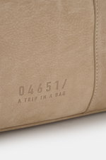 Beige 04651/ A trip in a bag Weekender '3 Day Bag' aus geschmeidigem Nubukleder, Detailansicht mit Prägung, silberfarbener Hardware, robusten Tragegriffen, Zwei-Wege-Reißverschluss, kleinem Adressfach, geräumigem Hauptfach, Textilfutter, Zipper-Fach, Meta