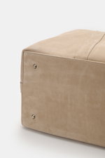 04651/ A trip in a bag Weekender '3 Day Bag' beige, Detailansicht von unten, Nubukleder, silberfarbene Hardware, Metallfüßchen, Maße ca. 62x30x22 cm.