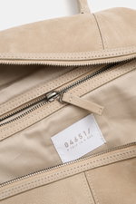 Nahaufnahme des geöffneten Weekenders 04651/ A trip in a bag Weekender '3 Day Bag' beige von oben, zeigt geschmeidiges Nubukleder, silberfarbene Hardware, robusten Zwei-Wege-Reißverschluss, Textilfutter mit Zipper-Fach, 04651/-Prägung, kleines Adressfach,