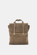 04651/ A trip in a bag Rucksack 'Hybrid Tote' taupe aus weichem Nubukleder, frontal fotografiert mit praktischen Tragegriffen und Logo-Prägung.