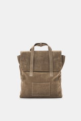 04651/ A trip in a bag Rucksack 'Hybrid Tote' taupe aus weichem Nubukleder, frontal fotografiert mit praktischen Tragegriffen und Logo-Prägung.