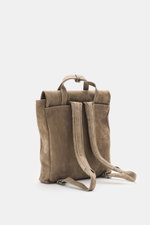 Rückansicht des 04651/ A trip in a bag Rucksack 'Hybrid Tote' taupe aus weichem Nubukleder mit verstellbaren Riemen, Griffen und silberfarbener Hardware.