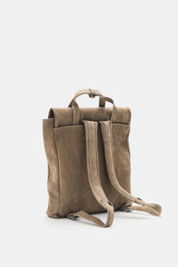 Rückansicht des 04651/ A trip in a bag Rucksack 'Hybrid Tote' taupe aus weichem Nubukleder mit verstellbaren Riemen, Griffen und silberfarbener Hardware.