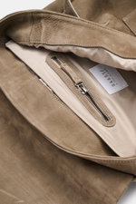 04651/ A trip in a bag Rucksack 'Hybrid Tote' taupe, Nahaufnahme Innenansicht mit weichem Nubukleder, Zipperfach, hellem Futterstoff und Logo-Etikett.