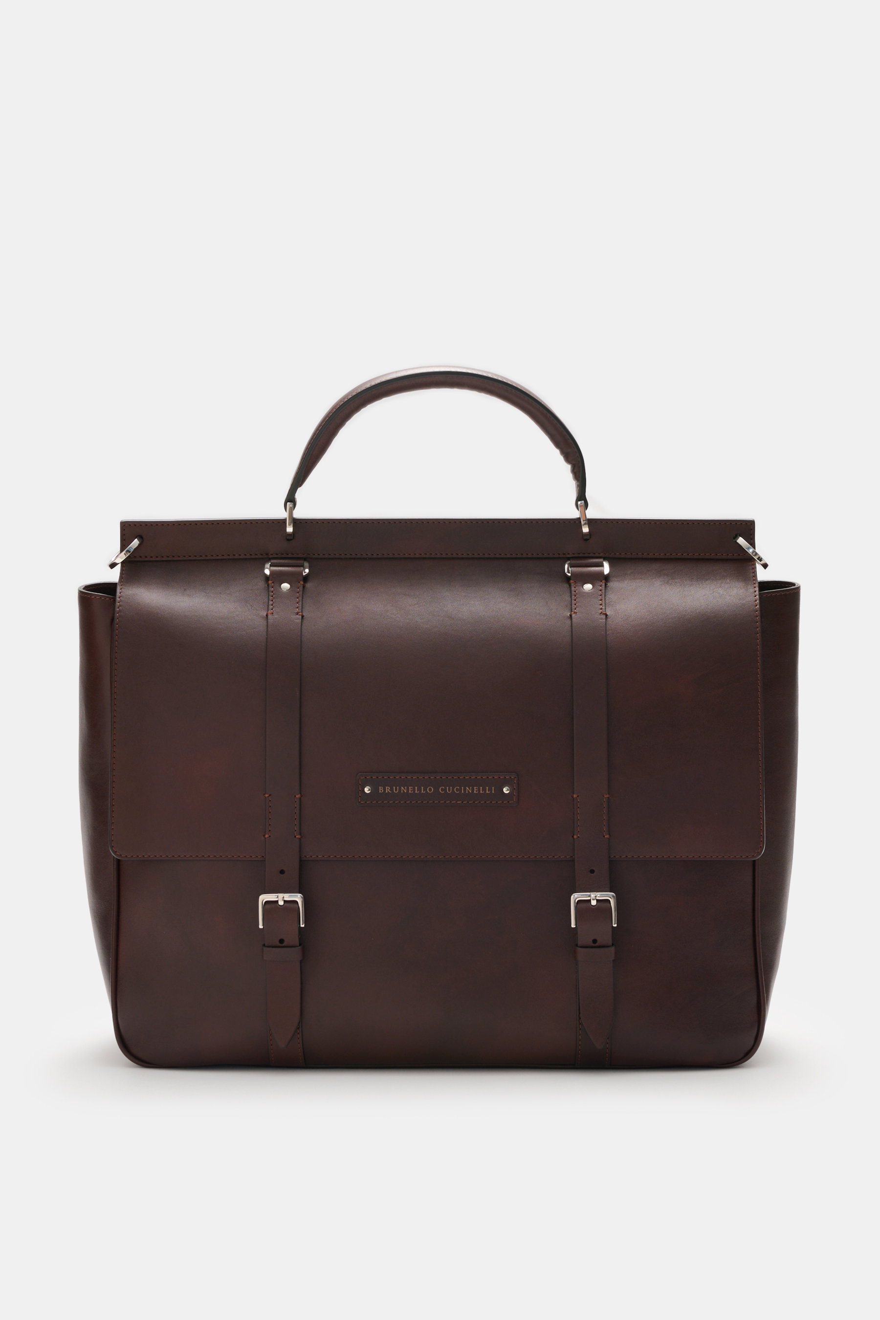 Brunello Cucinelli Weekender dunkelbraun aus edlem Leder, glatte Haptik, silberfarbene Hardware, von vorne fotografiert, robust und vintage-inspiriert.
