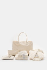 04651/ A trip in a bag Reise-Set 'Voyage' creme/weiß, frontal fotografiert: Canvas-Shopper mit Bademantel, Hand- & Badetuch, Slipper, Necessaire, Schlafmaske.