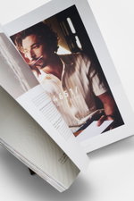 Seitenansicht des Edition EDITION Magazin Frühling 2026, zeigt einen Mann mit Stift am Kinn, nachdenklich in natürlichem Licht.