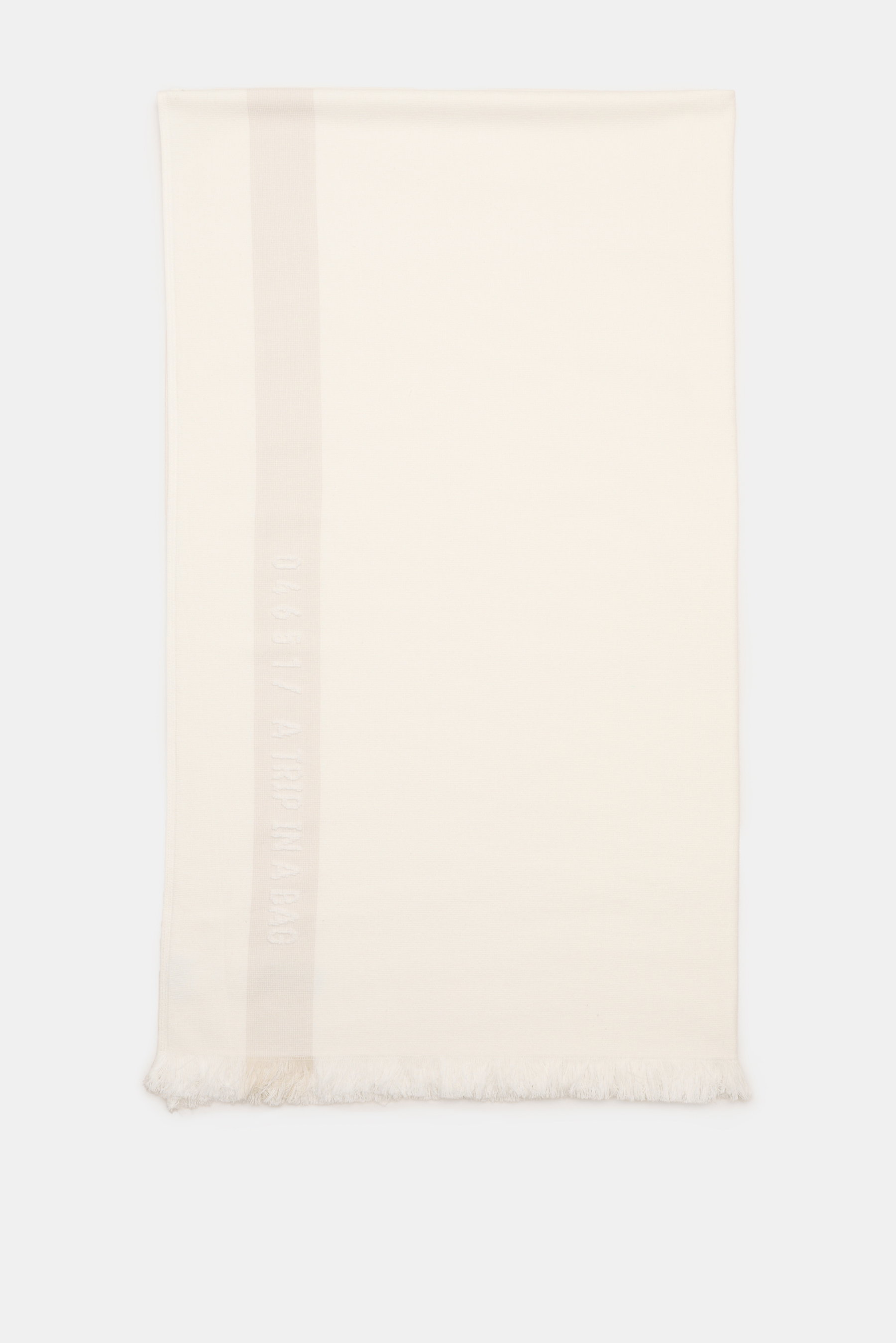 04651/ A trip in a bag Strandtuch offwhite, frontal flachliegend, reine Baumwolle, softes Frottée, schmale Fransenkante, 95x175 cm, elegant.