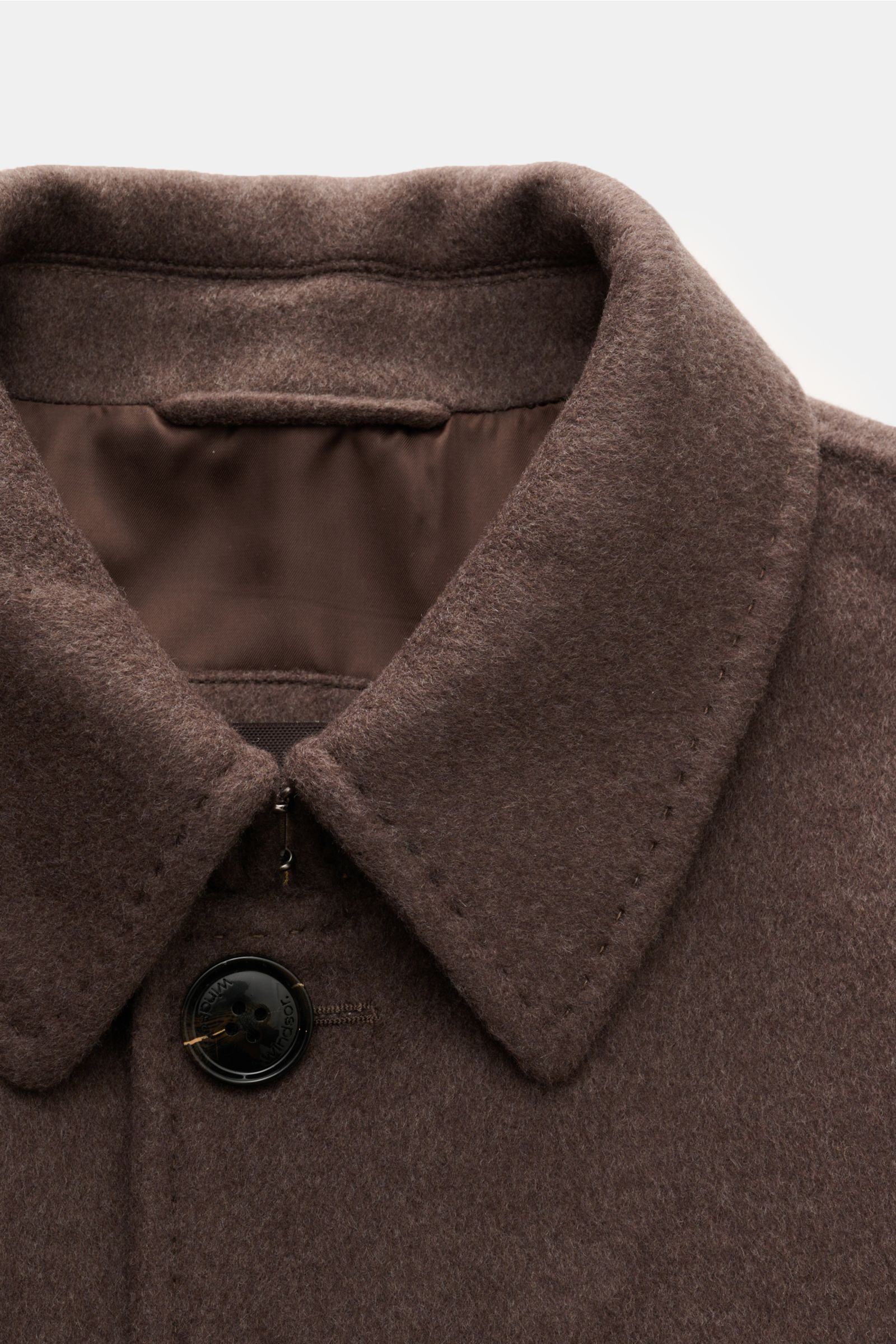 Close-up front view of Windsor Mantel 'Centro' navy coat collar and top button, made of wool, microfiber, cashmere mix, very soft touch, slim fit, three-button placket, notch lapel, classic breast pocket, slanted welt pockets, kissing buttons, center back