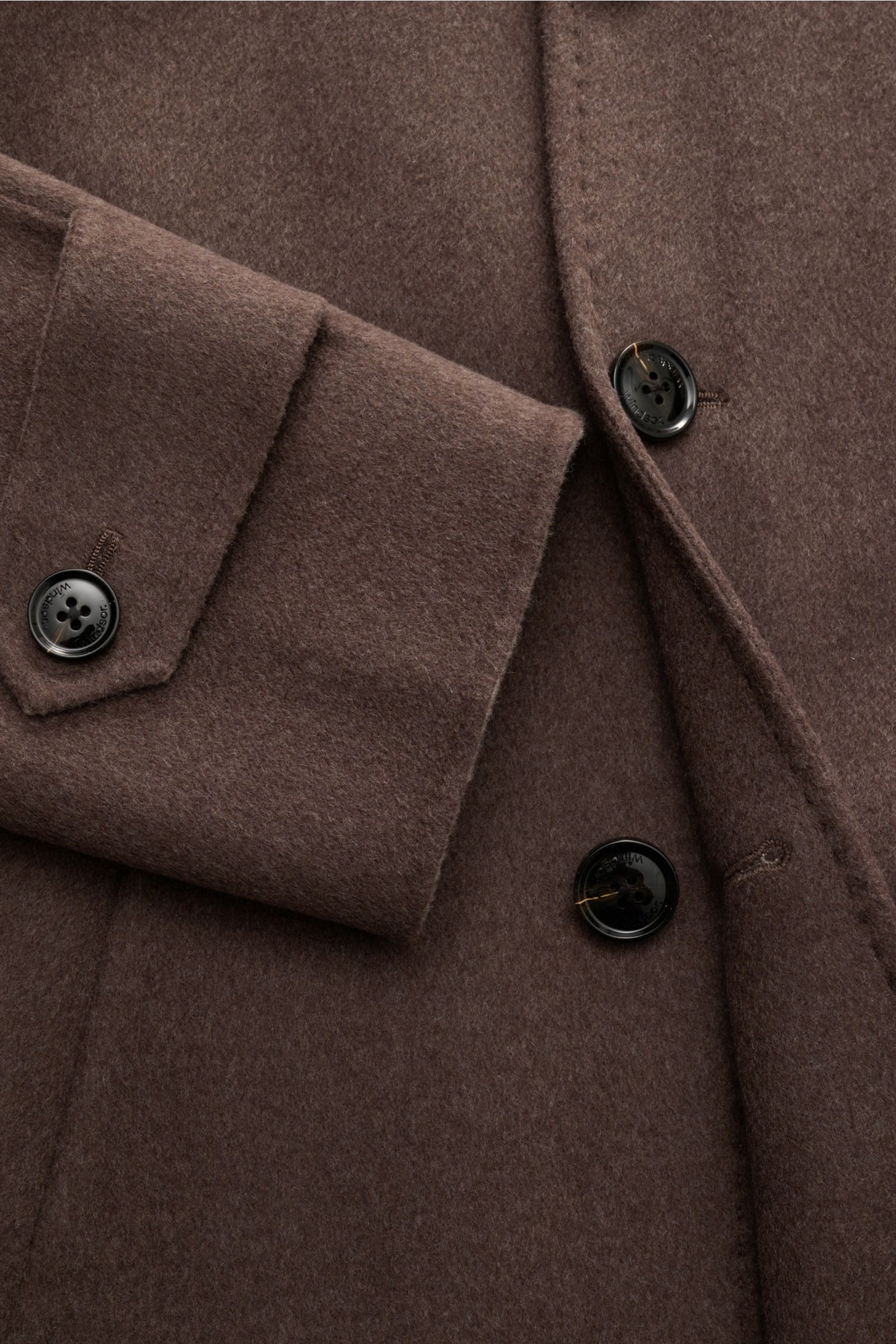 Close-up front view of the Windsor Mantel 'Centro' navy, showing slim fit, three-button placket, soft wool-microfiber-cashmere blend with soft touch, notch lapel, classic breast pocket, slanted welt pockets, kissing buttons, center back vent, half-lined i
