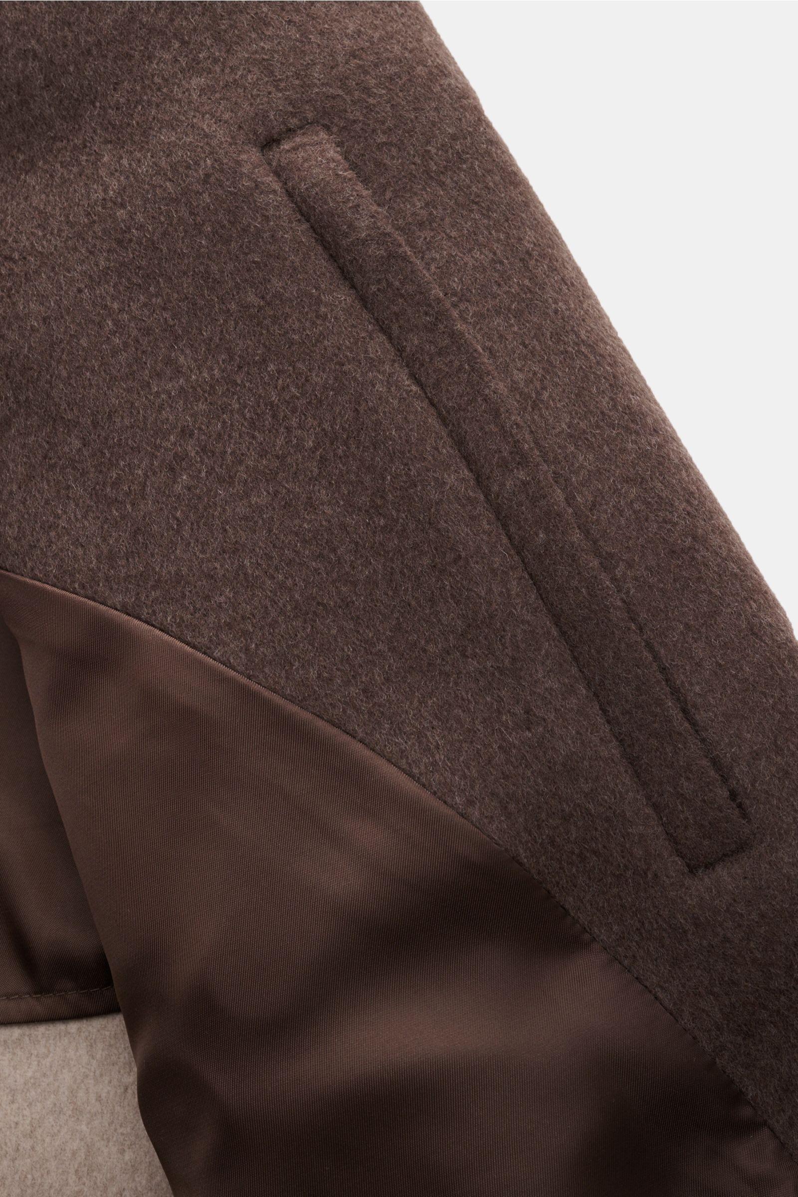 Close-up side view of the Windsor Mantel 'Centro' navy showing a soft mix of wool, microfiber, and cashmere with slim fit, three-button placket, notch lapel, classic breast pocket, slanted welt pockets, kissing buttons, center back vent, half lining, and 