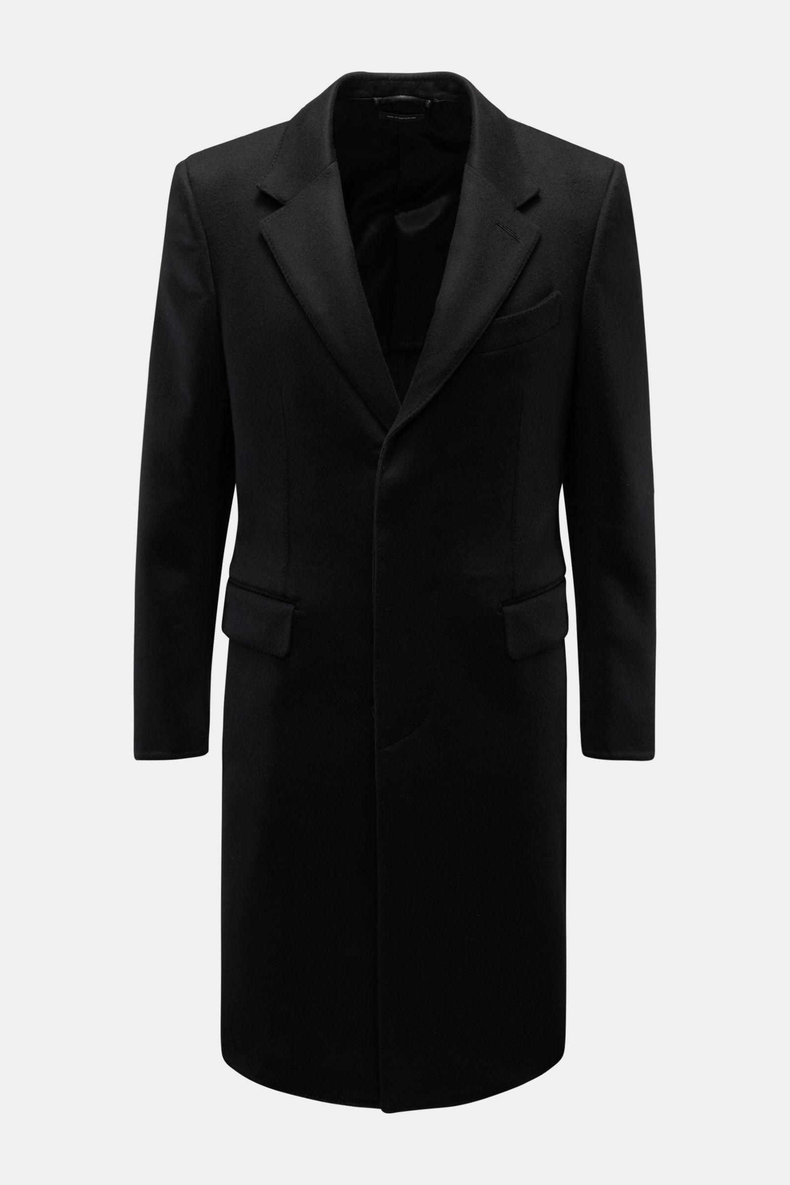 Front view of a Tom Ford Mantel schwarz, a slim fit black coat made from a wool and cashmere mix, featuring a three-button style and soft texture.

Description: Souverän durch die kalte Jahreszeit: Dieser Mantel von TOM FORD aus edlem Woll-Mix mit Cash