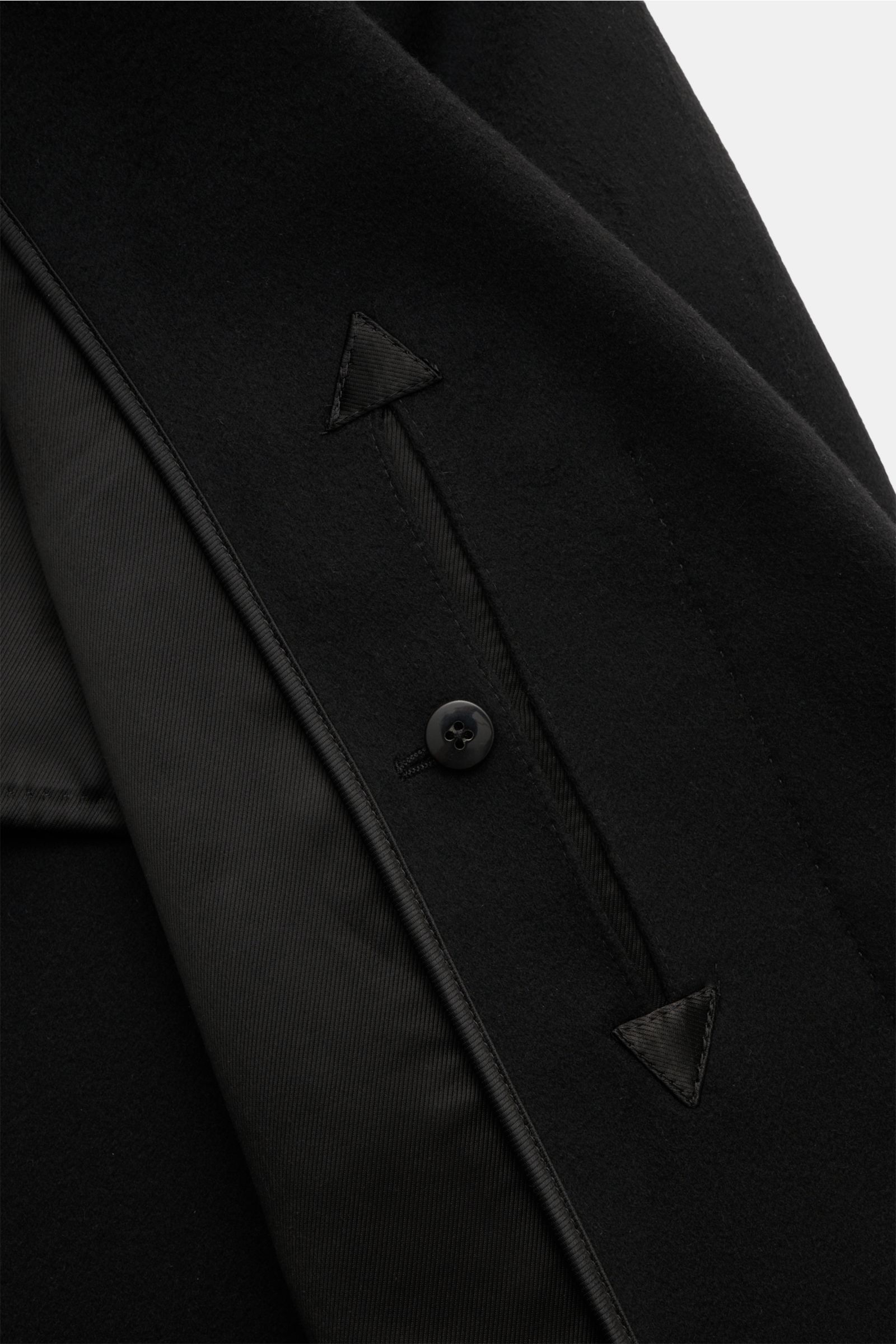Close-up inside view of the Tom Ford Mantel schwarz, showing black wool-cashmere mix fabric, button, and stitching details.

Souverän durch die kalte Jahreszeit: Dieser Mantel von TOM FORD aus edlem Woll-Mix mit Cashmere wird von der markentypischen Si