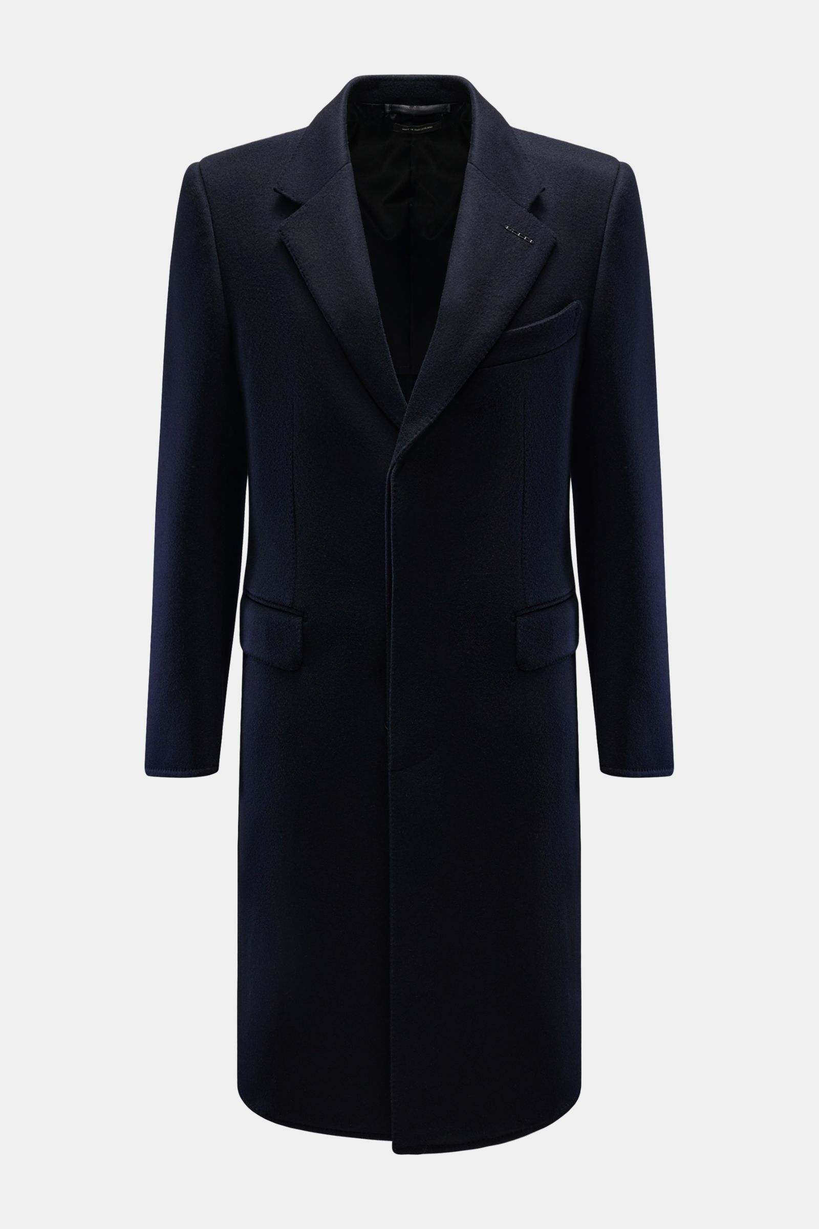 Front view of Tom Ford Mantel navy, a slim fit, taillierter Drei-Knopf-Stil coat in a Wool-Cashmere mix with fallendes Revers and classic chest and flap hip pockets.

Souverän durch die kalte Jahreszeit: Dieser Mantel von TOM FORD aus edlem Woll-Mix mi