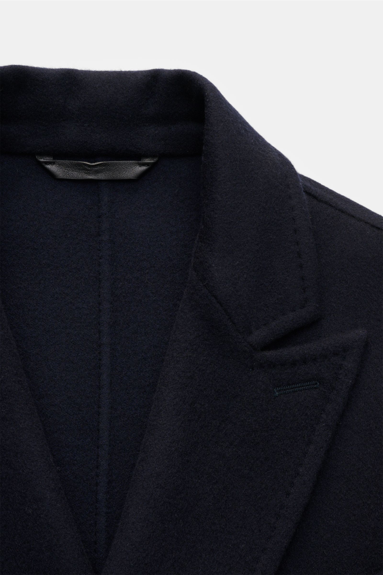 Nahaufnahme aus der Vogelperspektive eines dunkelblauen Manzoni 24 Mäntel - U640 Wollmantels mit aufgeschlagenem Kragen und feiner Naht.