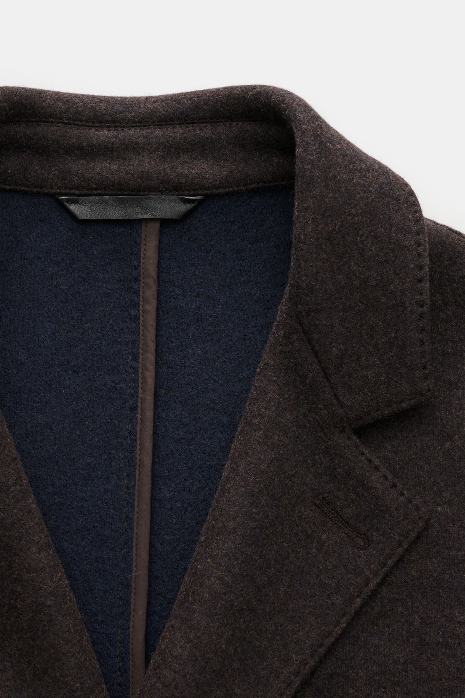 Close-up front view of Manzoni 24 Kurzmantel dunkelbraun made from soft cashmere-wool mix with slim fit, three-button closure, and classic details.

Mit seiner Expertise für High-end-Wolle ist LORO PIANA der perfekte Kooperationspartner für das Label M
